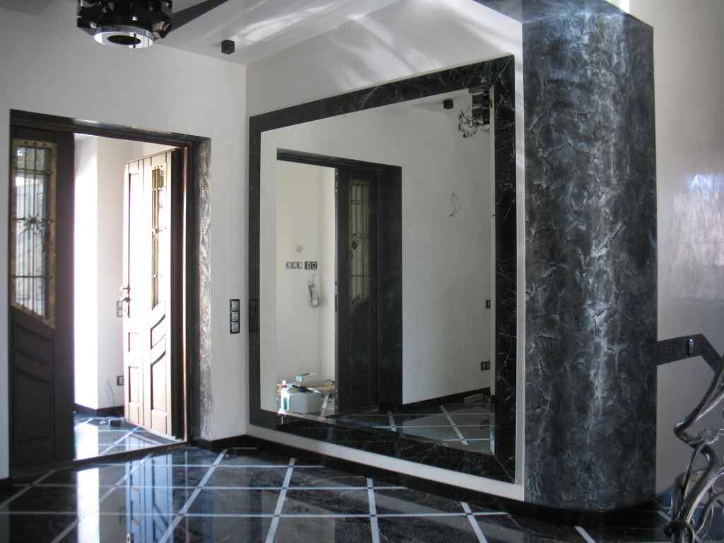 versione degli interni luminosi del corridoio con specchi