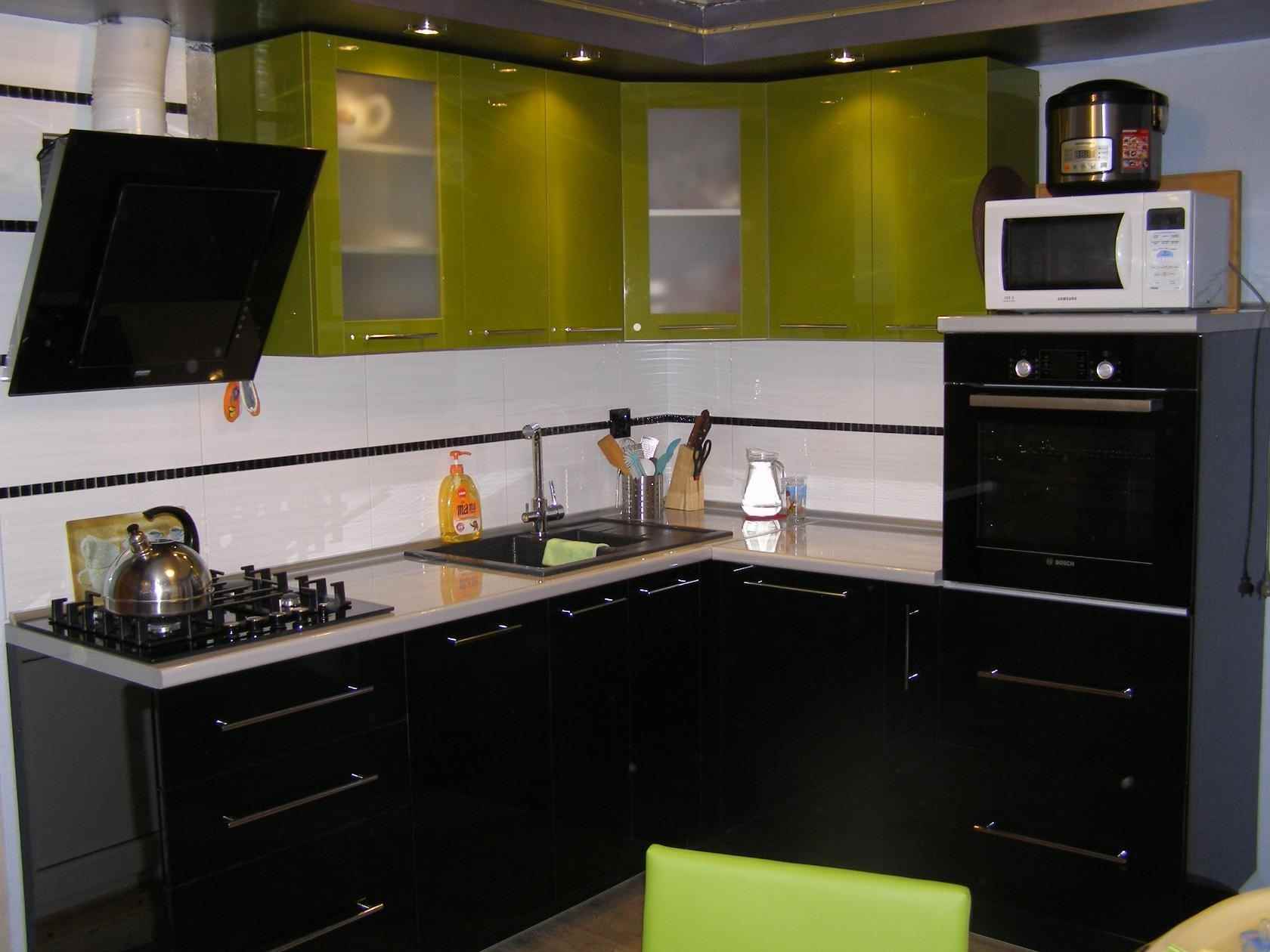 an example of an unusual interior of a kitchen of 7 sq.m
