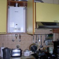 esempio di un design leggero da cucina con una foto di scaldabagno a gas
