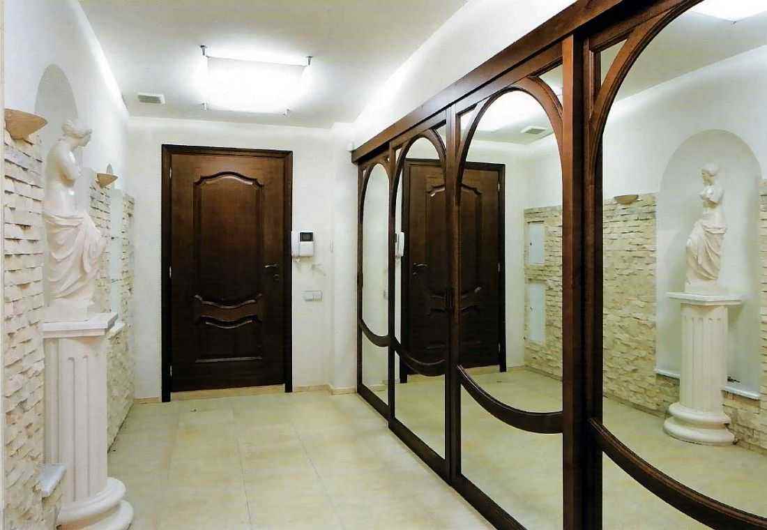 L'idée d'un design lumineux du couloir avec des miroirs