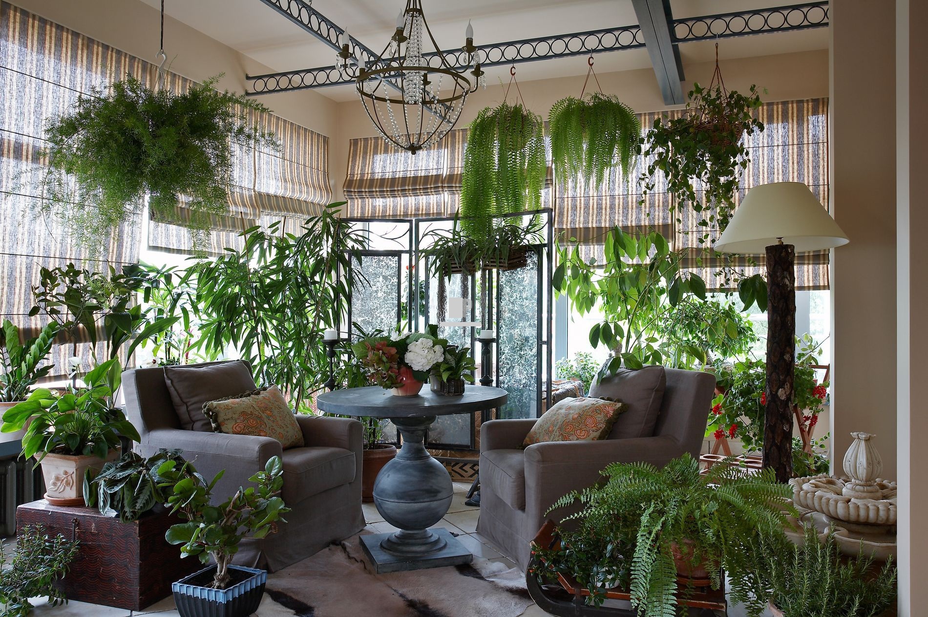 An example of using unusual ideas for decorating a winter garden