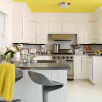idea di utilizzare un insolito colore giallo all'interno dell'immagine dell'appartamento