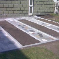 the idea of ​​using bright garden paths in the design of the yard picture