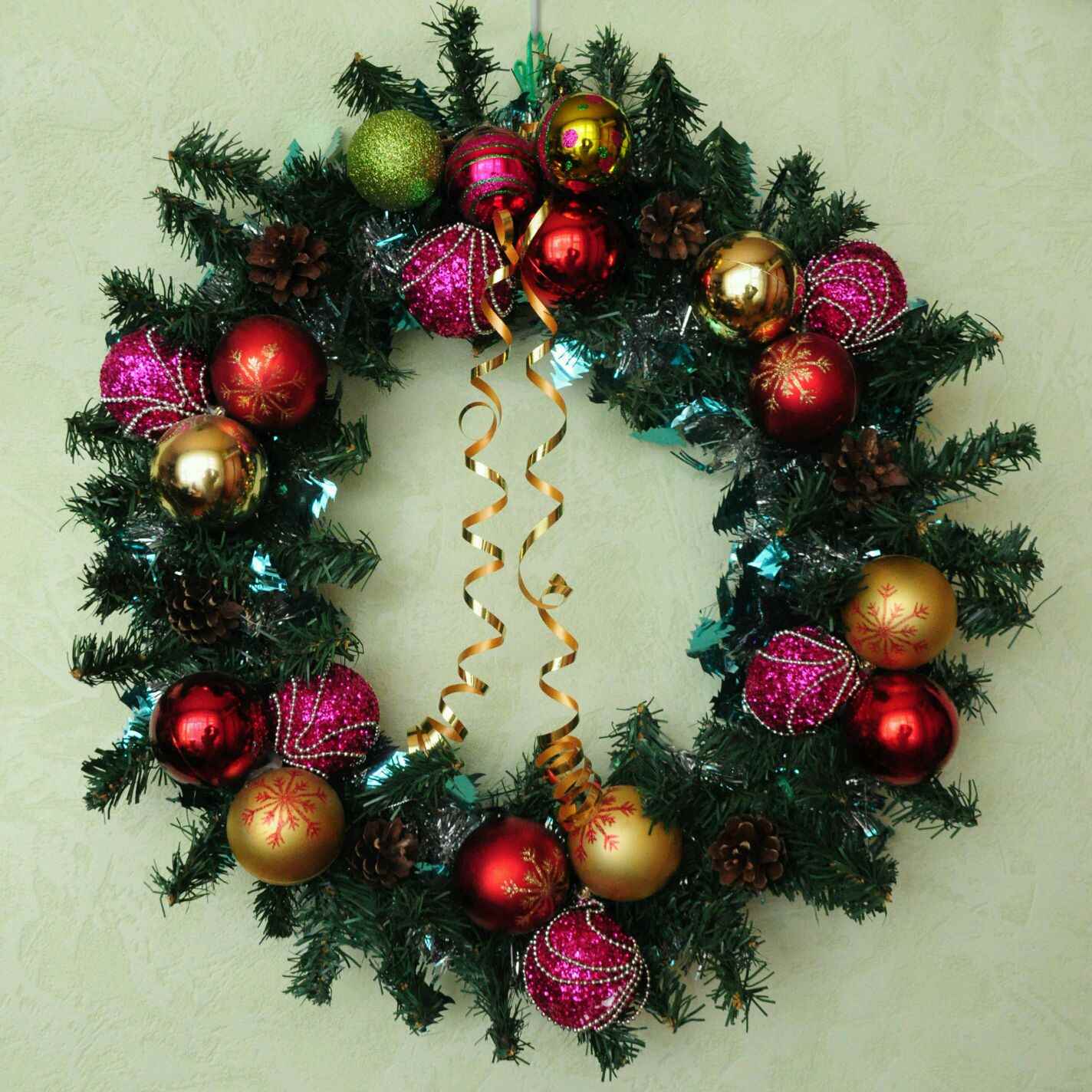 do-it-yourself version of the unusual design of a Christmas wreath
