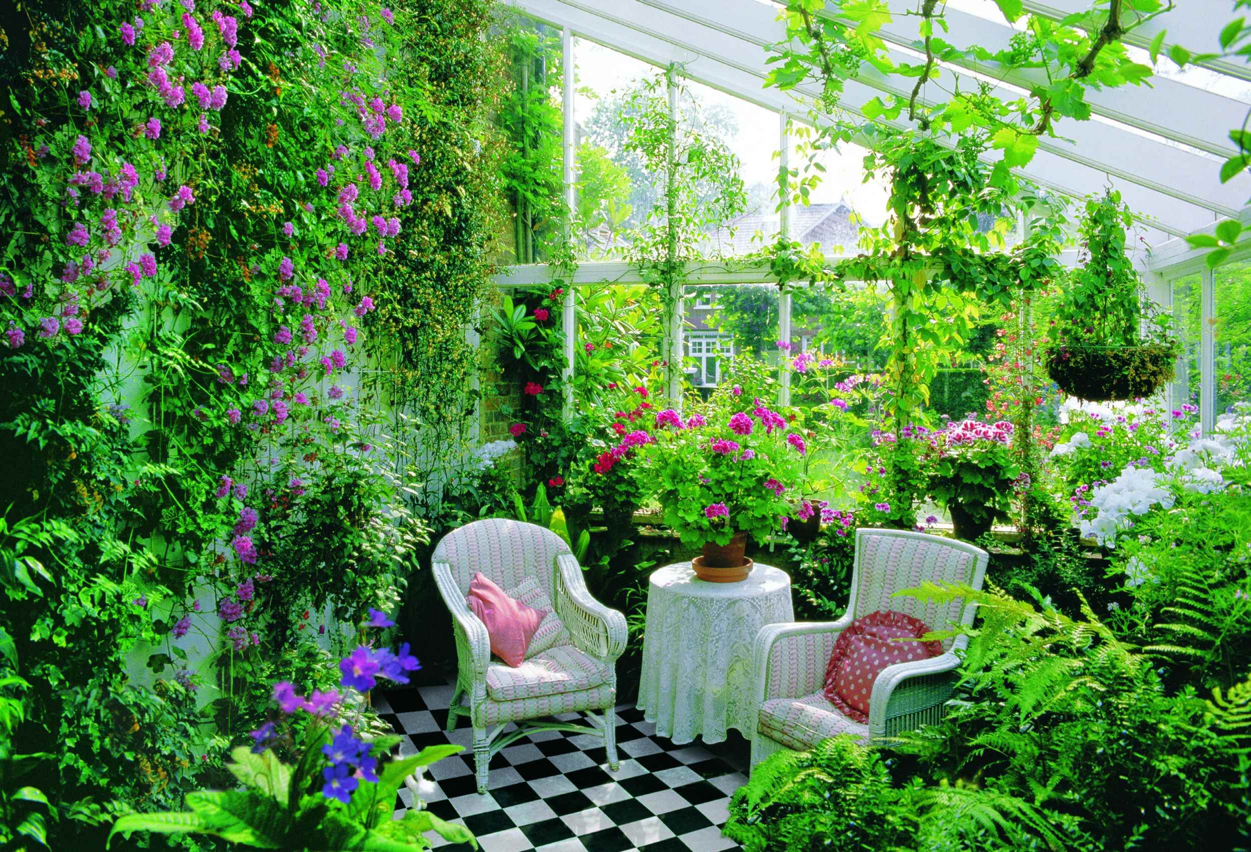 the idea of ​​using bright ideas for decorating the winter garden