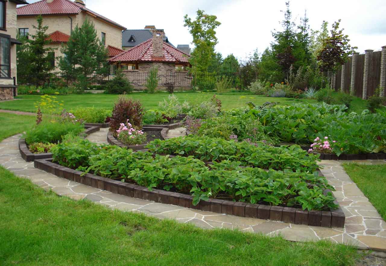 Un esempio di insolito arredamento da giardino in un cortile privato