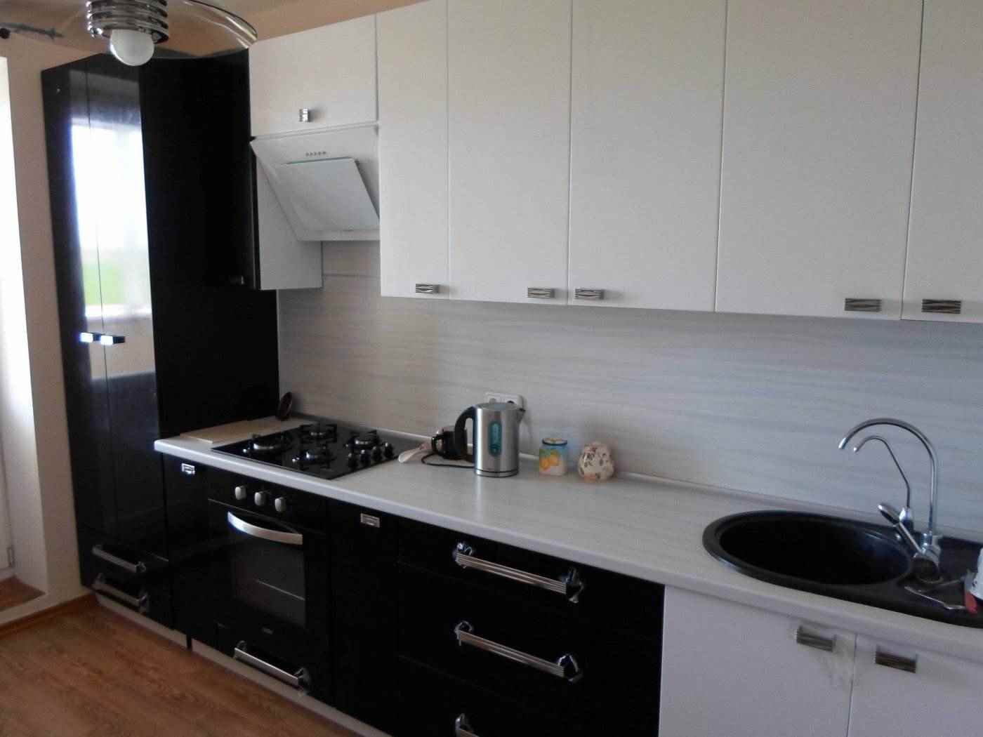 an example of a bright design of a kitchen of 13 sq.m