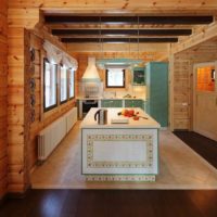 un exemple d'un intérieur lumineux d'une cuisine dans une maison en bois