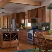 version du style lumineux de la cuisine dans une photo de maison en bois