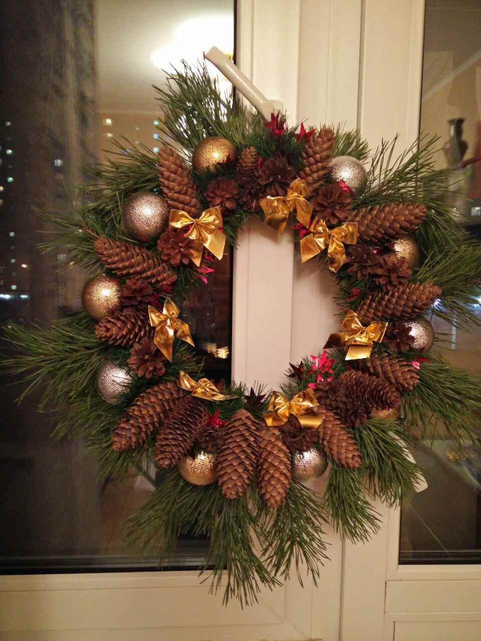 do-it-yourself version of the unusual style of the Christmas wreath