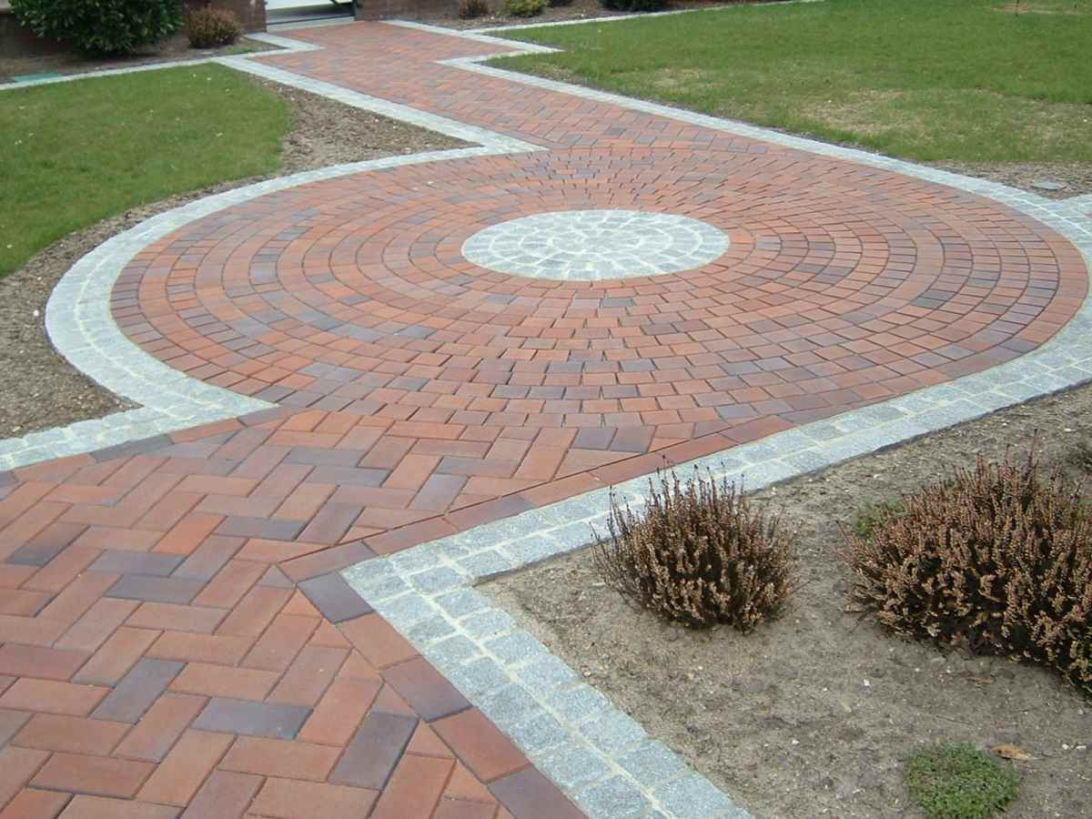 the idea of ​​using bright garden paths