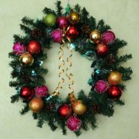 do-it-yourself example of applying a beautiful design of a Christmas wreath