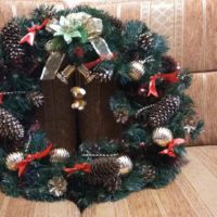 the idea of ​​using a bright style of a Christmas wreath with your own hands picture