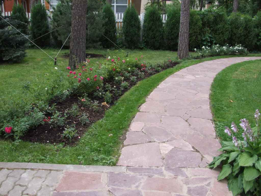 example of the use of bright garden paths in the design of the yard