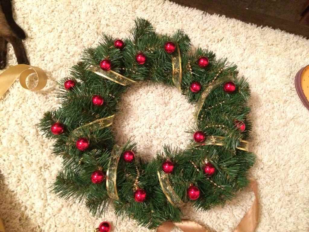 do-it-yourself idea of ​​using a light Christmas decor wreath