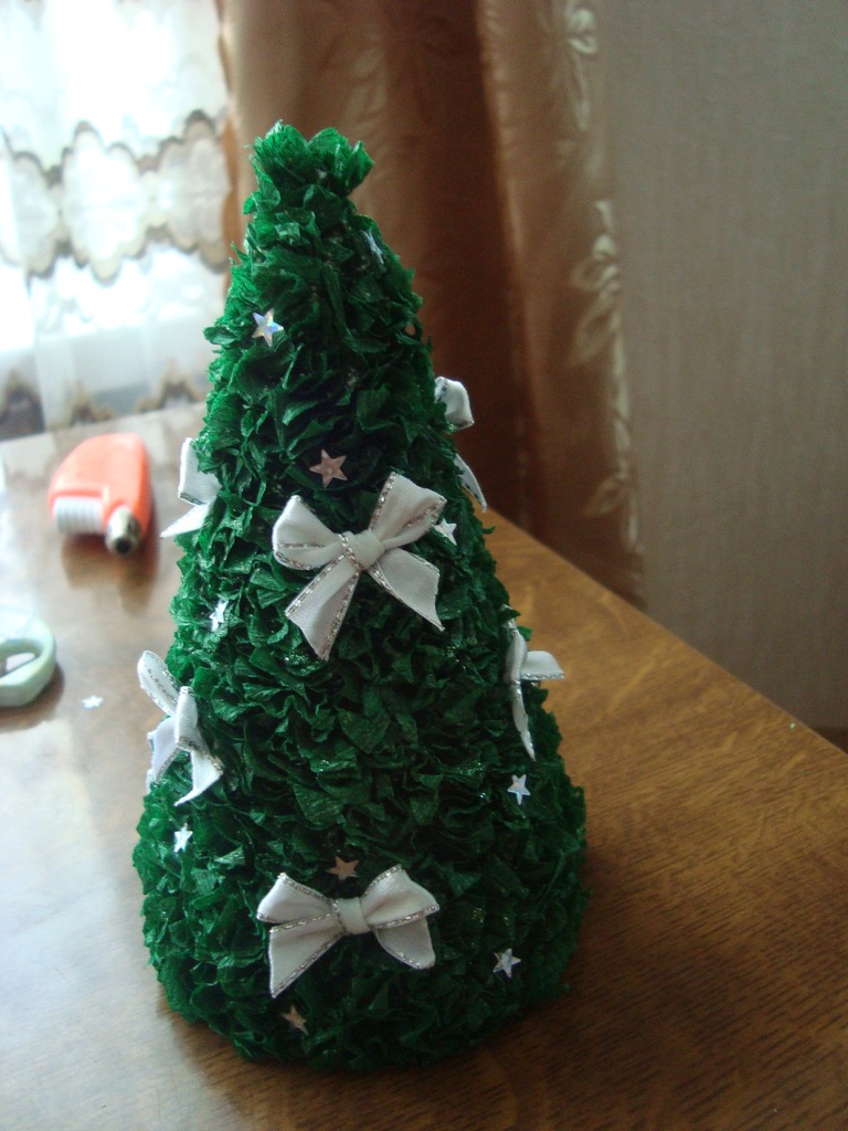 an example of creating a light Christmas tree from paper yourself