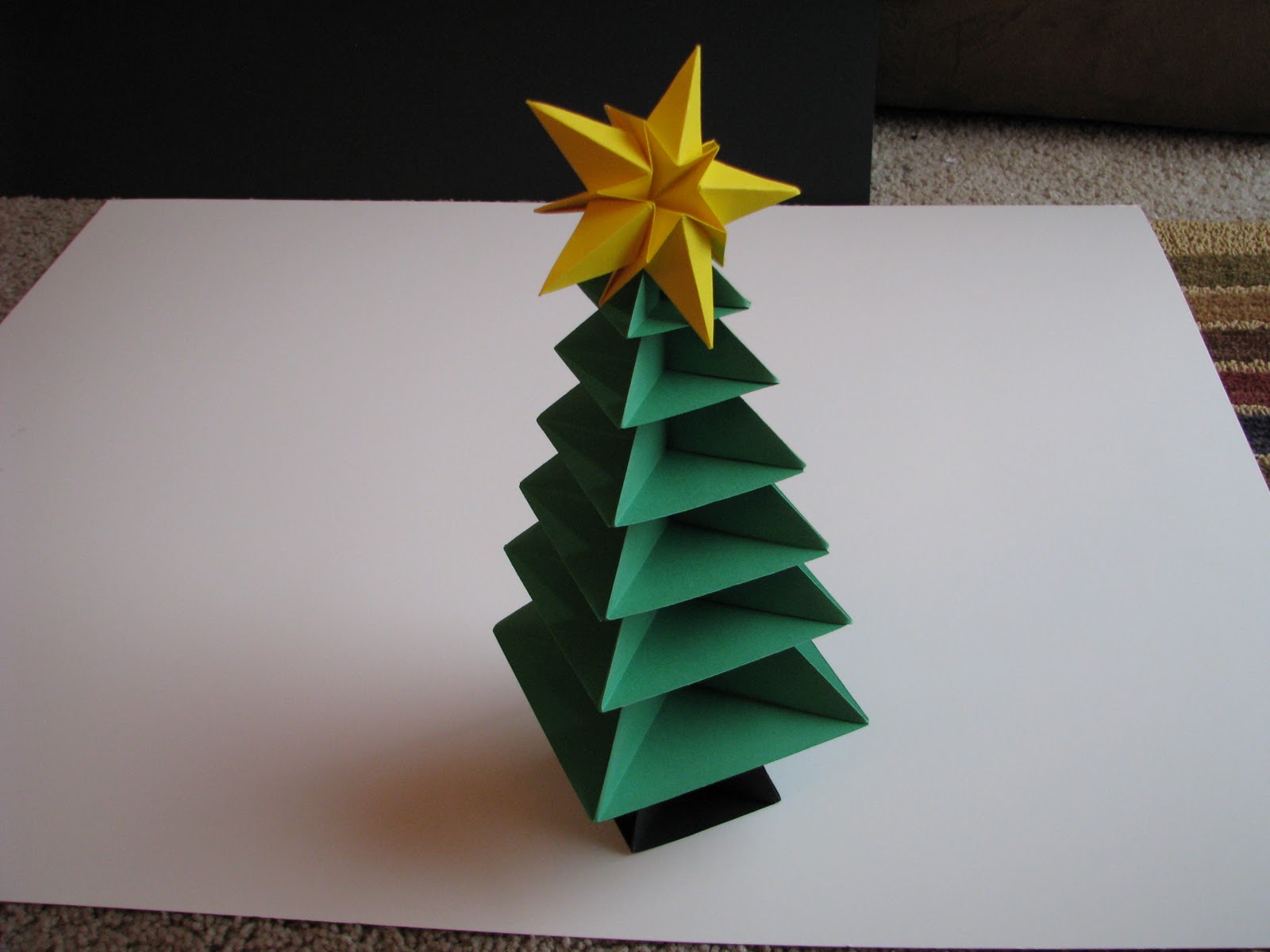 un exemple de la création d'un arbre de Noël inhabituel à partir de carton vous-même