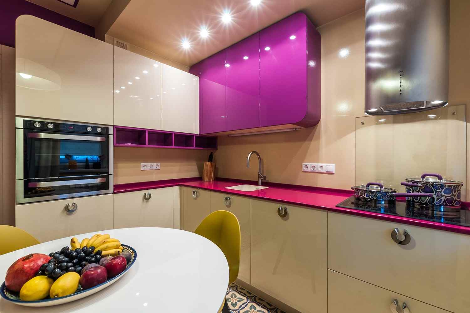The idea of ​​a bright kitchen decor 7 sq.m