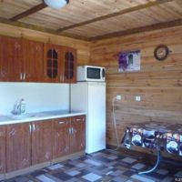 variante d'un bel intérieur de cuisine dans une maison en bois