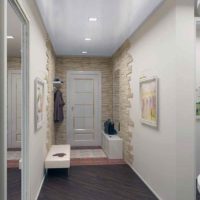 exemple d'une conception lumineuse d'un couloir dans une photo de maison privée