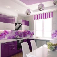 design de cuisine avec fenêtre de couleurs vives