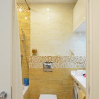 salle de bain avec des carreaux jaunes
