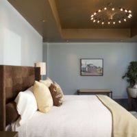 decorazione del soffitto nelle idee di design della camera da letto