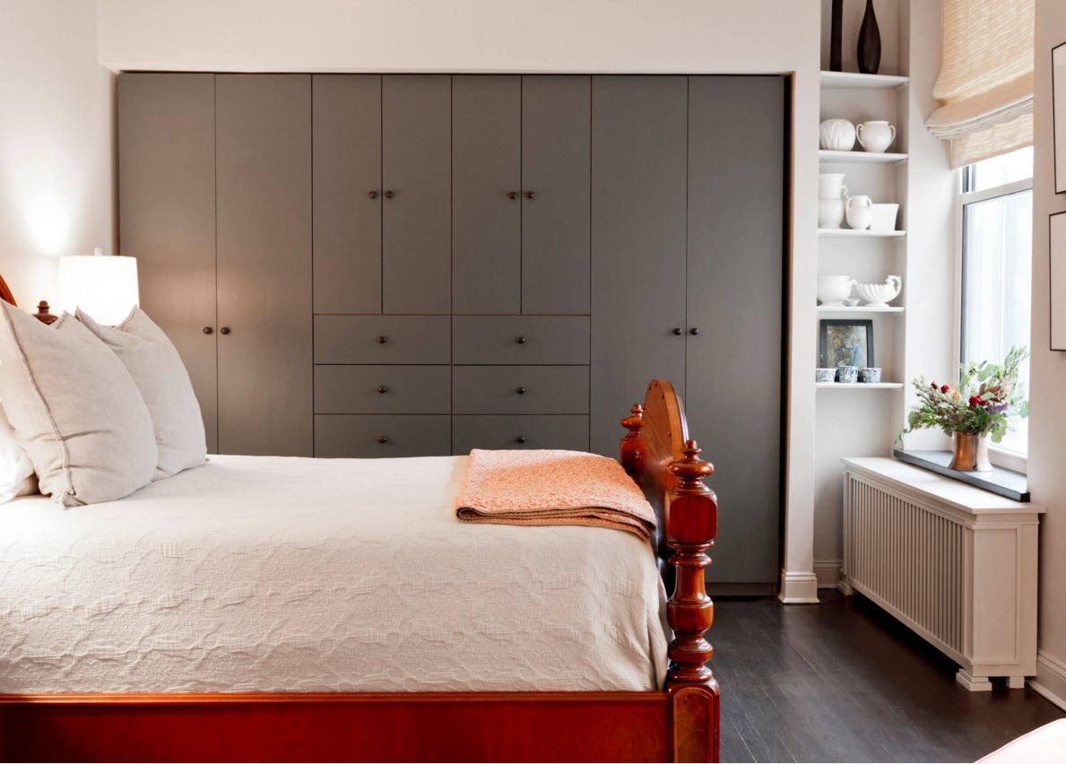 camera da letto di design di 9 mq con un armadio in una nicchia