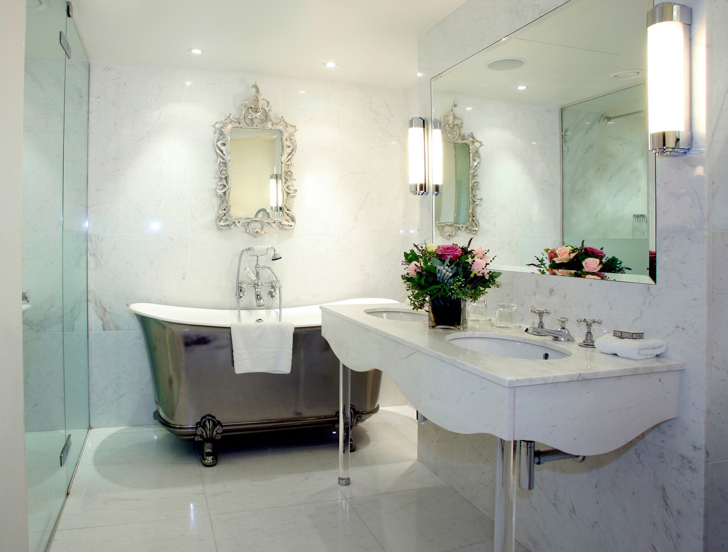 salle de bains en marbre