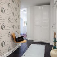 idées de design de couloir avec papier peint