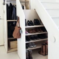 armoires et étagères sous les escaliers