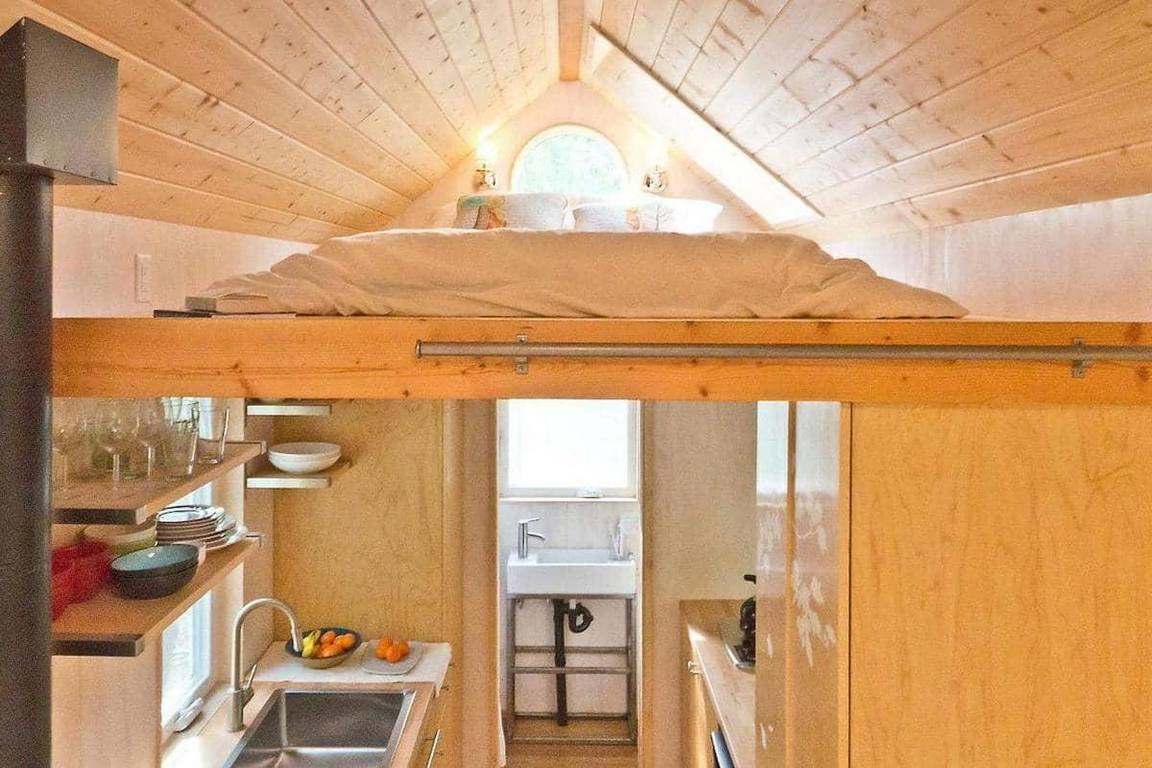chambre mezzanine dans une maison en bois
