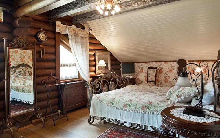 chambre dans une maison de campagne en bois