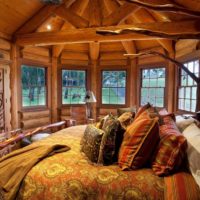 chambre à coucher dans un décor de maison en bois