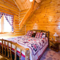 chambre dans une maison en bois avec rideaux