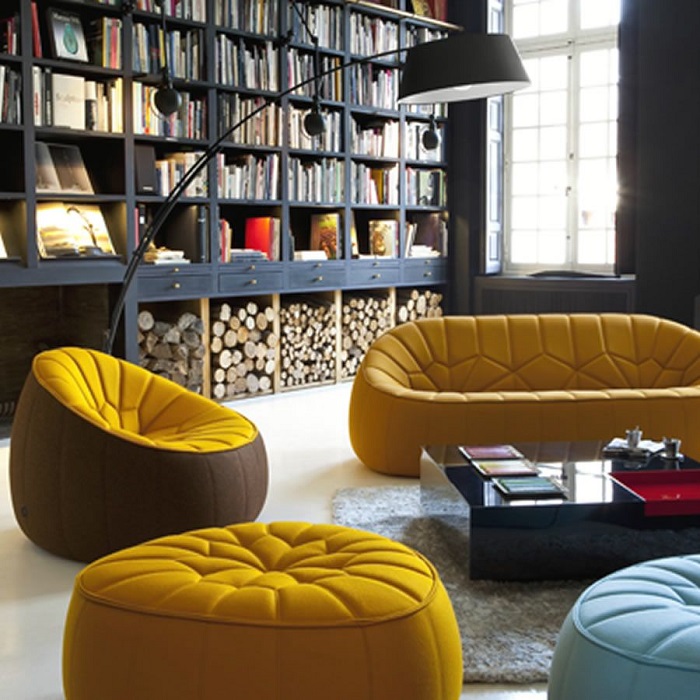 Poufs instead of chairs