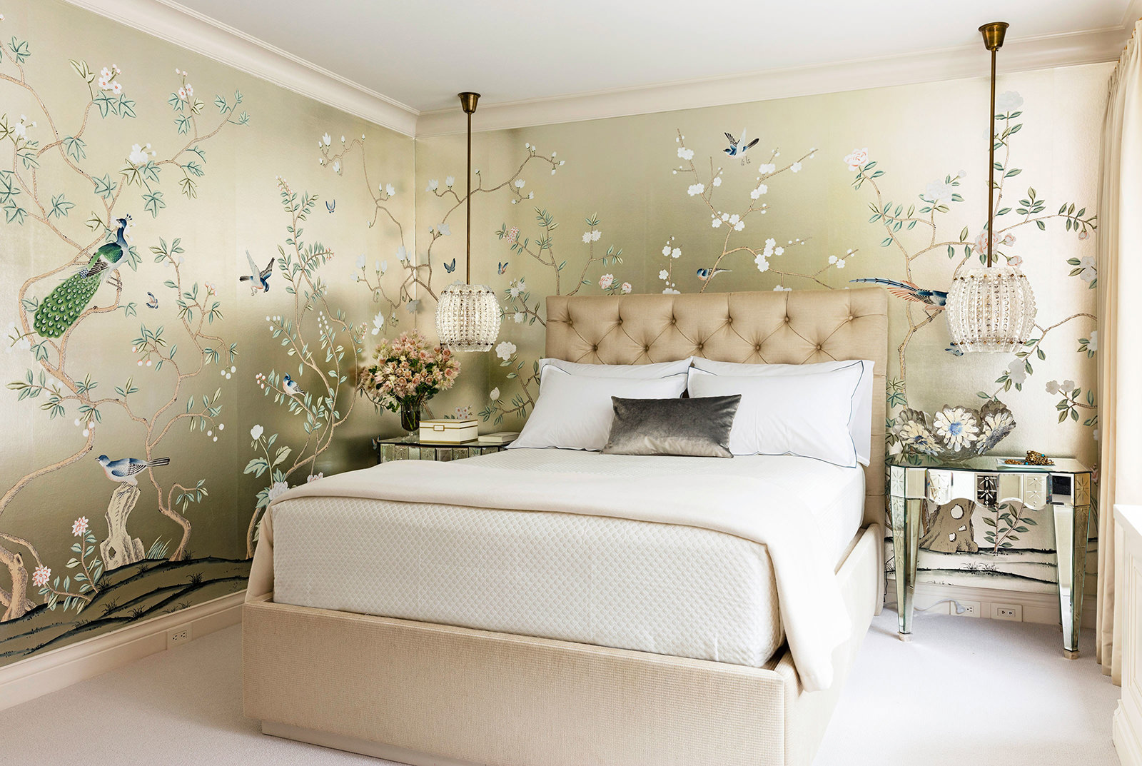 Non-woven wallpaper in the design of the walls