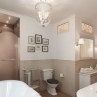 Spacieuse salle de bain combinée d'une maison de campagne