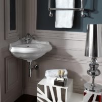 Lavabo d'angle dans une salle de bain de style classique