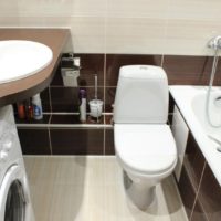 Posizionamento compatto della toilette nel bagno combinato