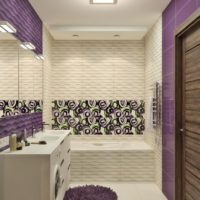 Colore lilla nel design del bagno combinato
