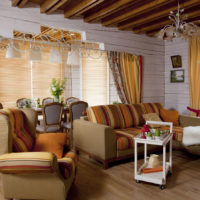 Le contraste des meubles clairs et des murs clairs du salon dans le style provençal