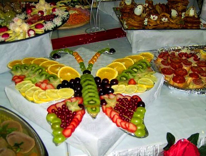 Drugelis, pagamintas iš vaisių, vestuvių stalo dizainas