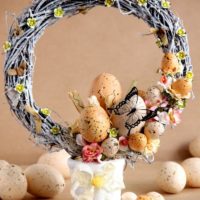 Easter wreath with speckled eggs