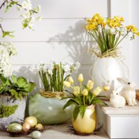 Décoration d'intérieur pour Pâques avec des fleurs fraîches