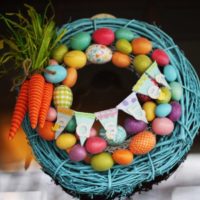 DIY wreath of branches for Easter