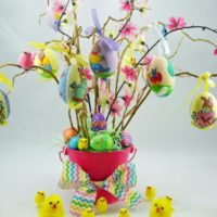 Arbre de Pâques fait de brindilles dans un vase décoré