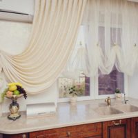 un esempio di un interno insolito di una finestra in una foto di cucina