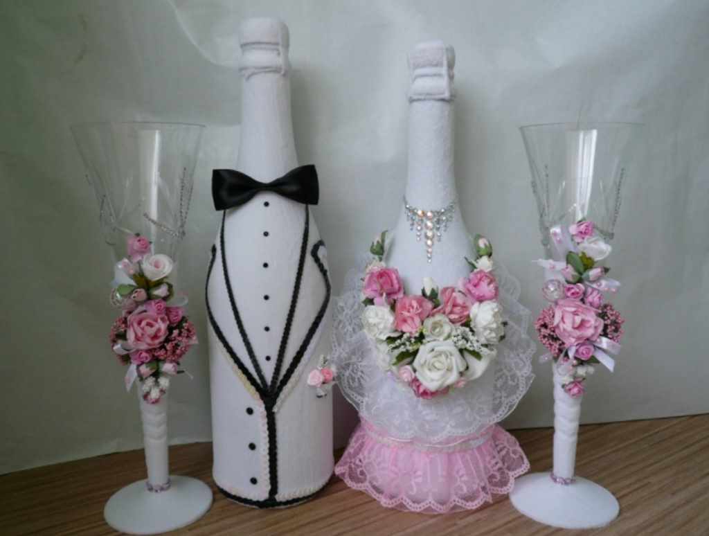 An example of a vivid decoration of the decor of wedding glasses