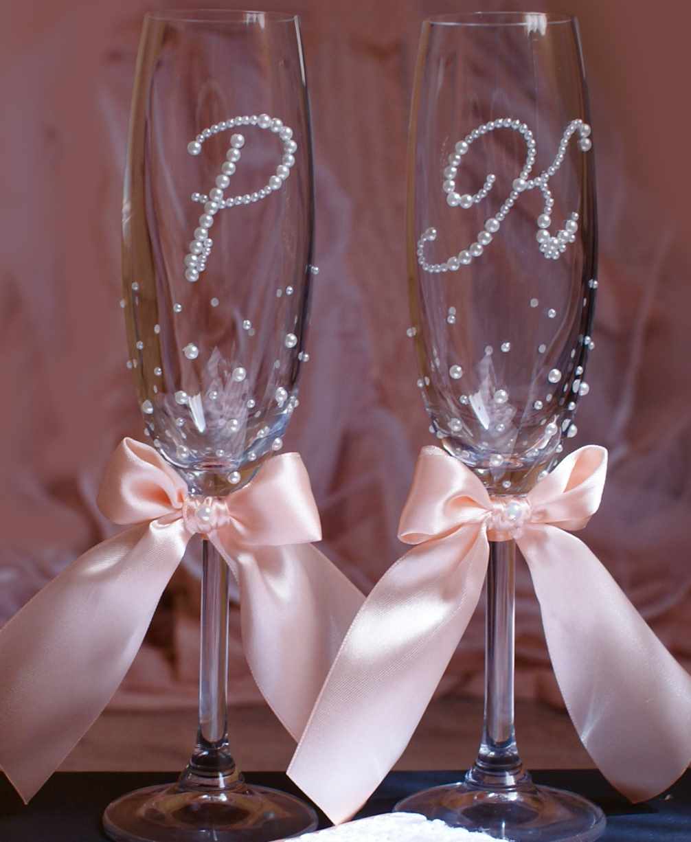 variant of unusual decoration of the style of wedding glasses